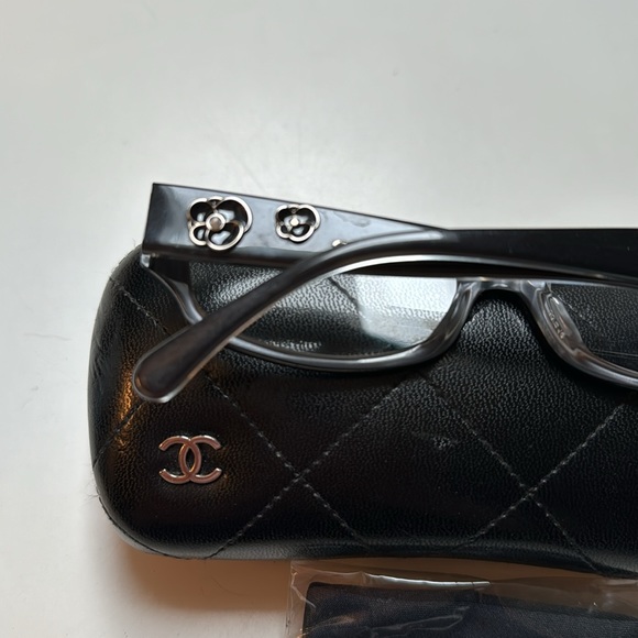 CHANEL vintage black enamel&Pearl RARE Camellia reader frames+Quilted Case+Cloth - Picture 2 of 12
